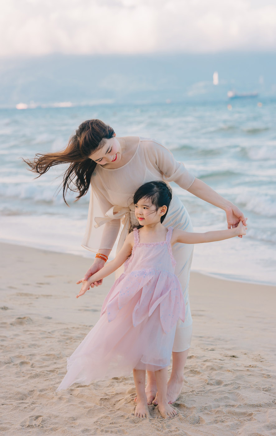 Biển Mỹ Khê _ Mẹ & công chúa nhỏ !