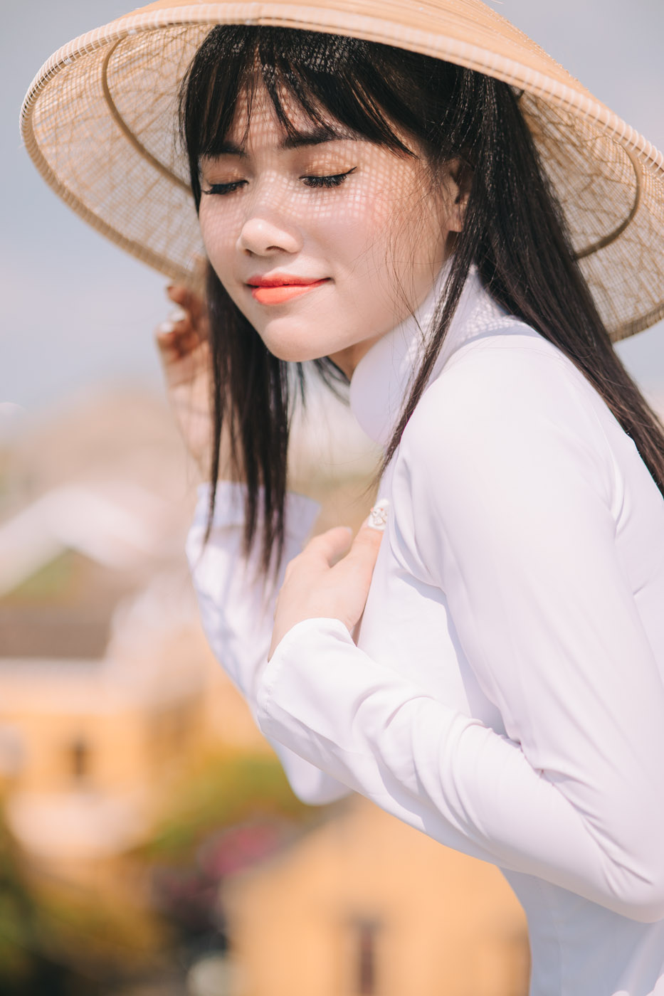 Thiếu nữ với Áo Dài trắng