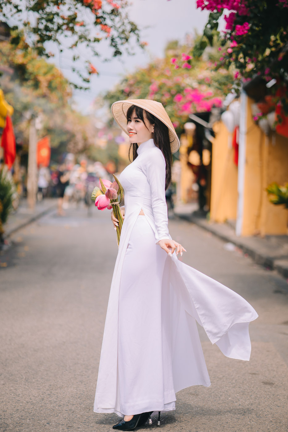 Thiếu nữ với Áo Dài trắng