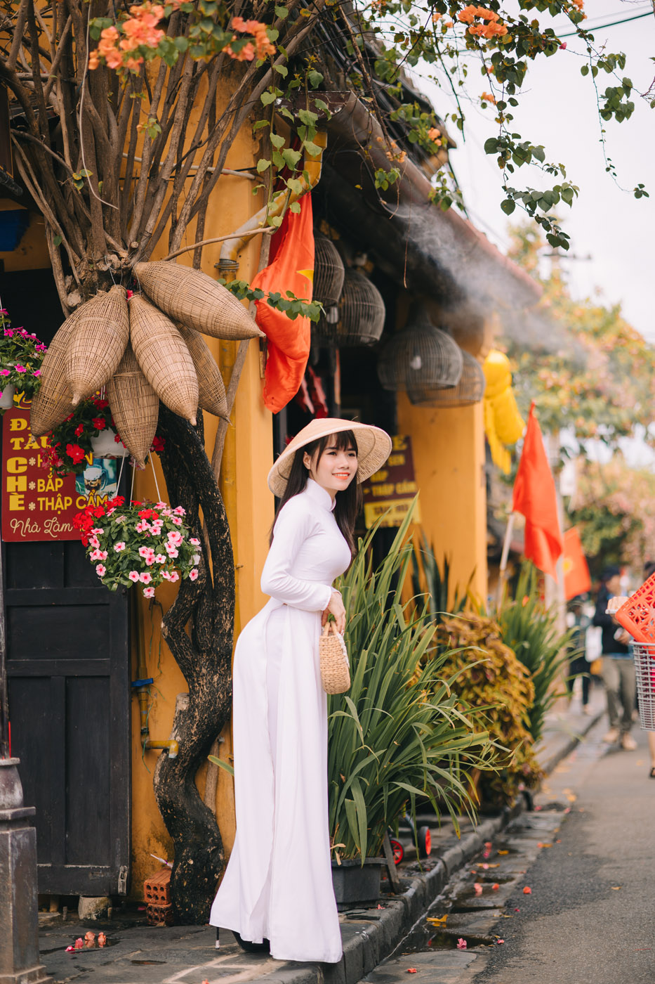 Thiếu nữ với Áo Dài trắng