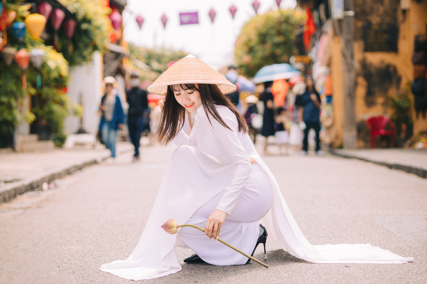 Thiếu nữ với Áo Dài trắng