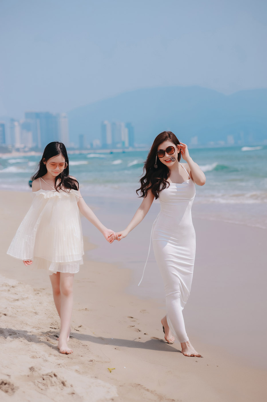 Biển Mỹ Khê - Mẹ & con gái