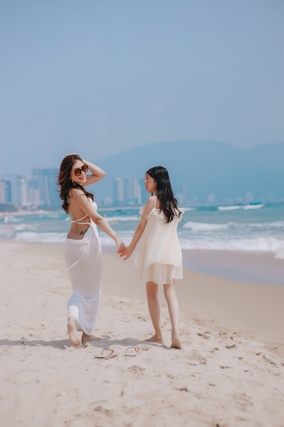 Biển Mỹ Khê - Mẹ & con gái
