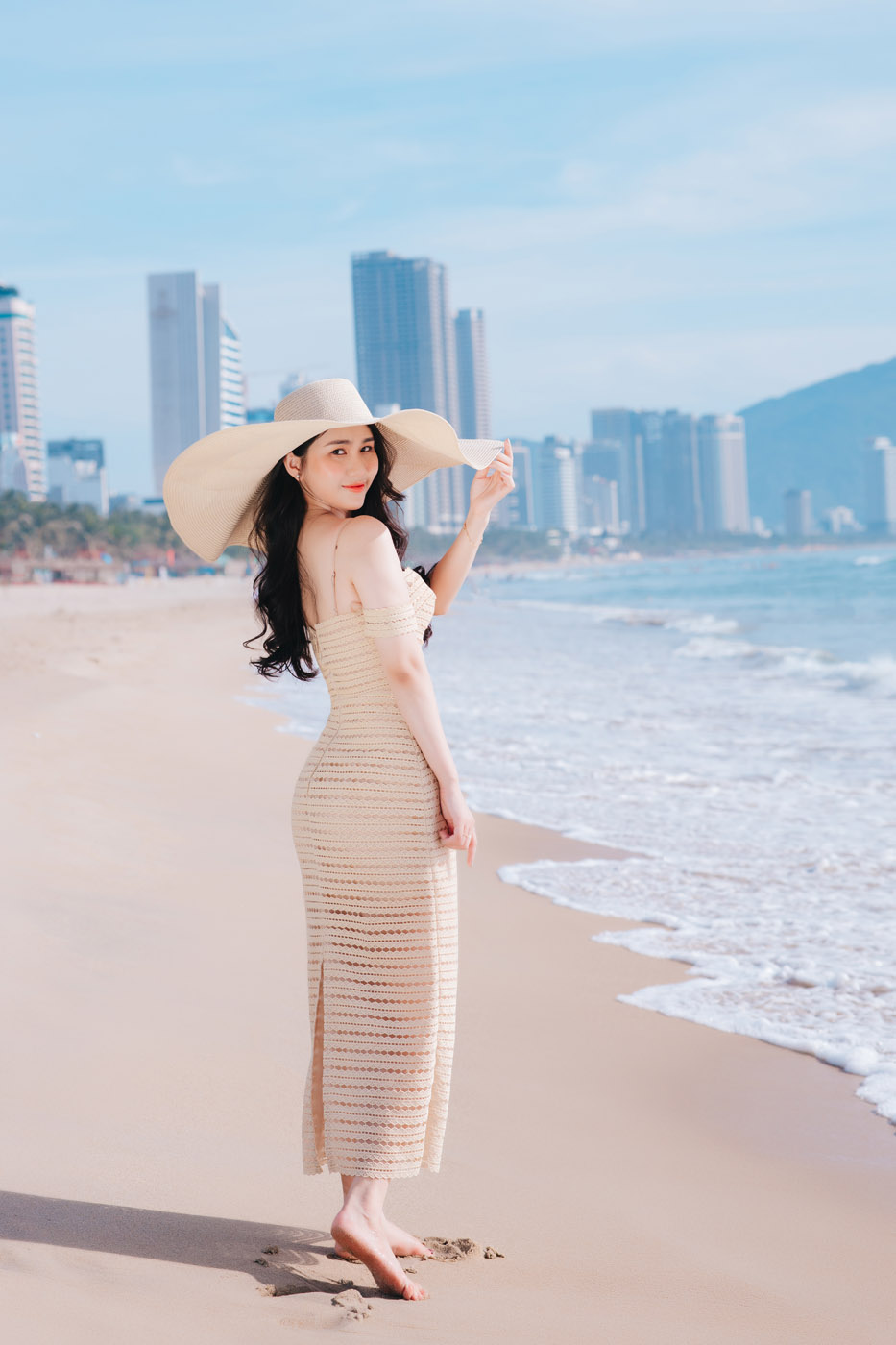 Thiếu Nữ Bên Bờ Biển Sáng Sớm