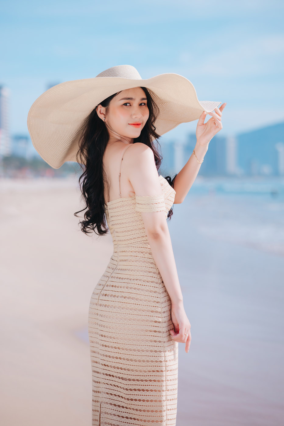 Thiếu Nữ Bên Bờ Biển Sáng Sớm