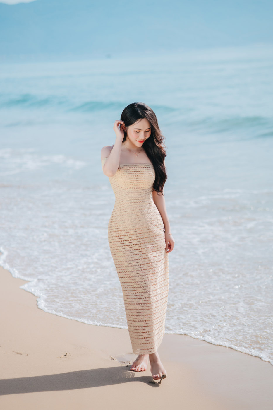 Thiếu Nữ Bên Bờ Biển Sáng Sớm