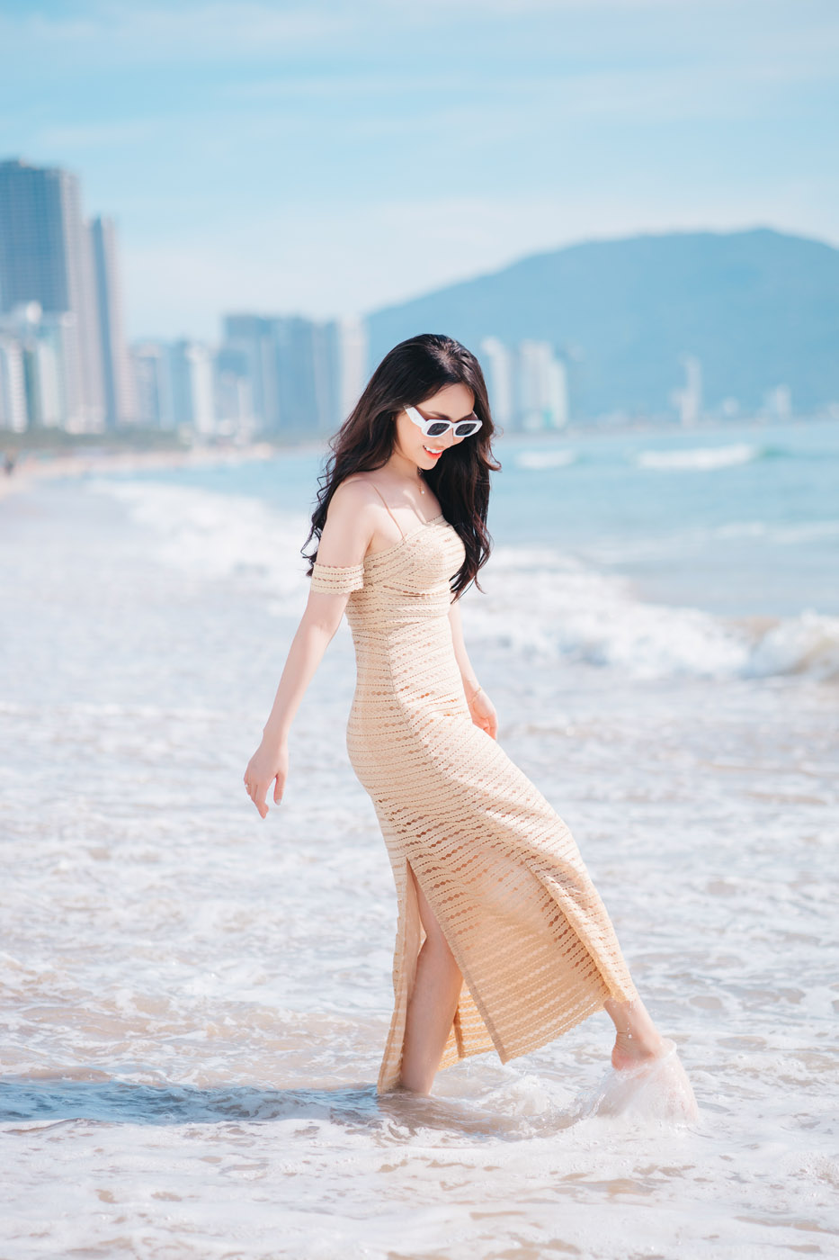Thiếu Nữ Bên Bờ Biển Sáng Sớm