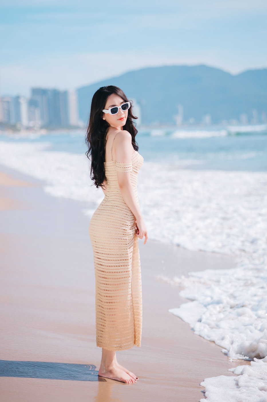 Thiếu Nữ Bên Bờ Biển Sáng Sớm