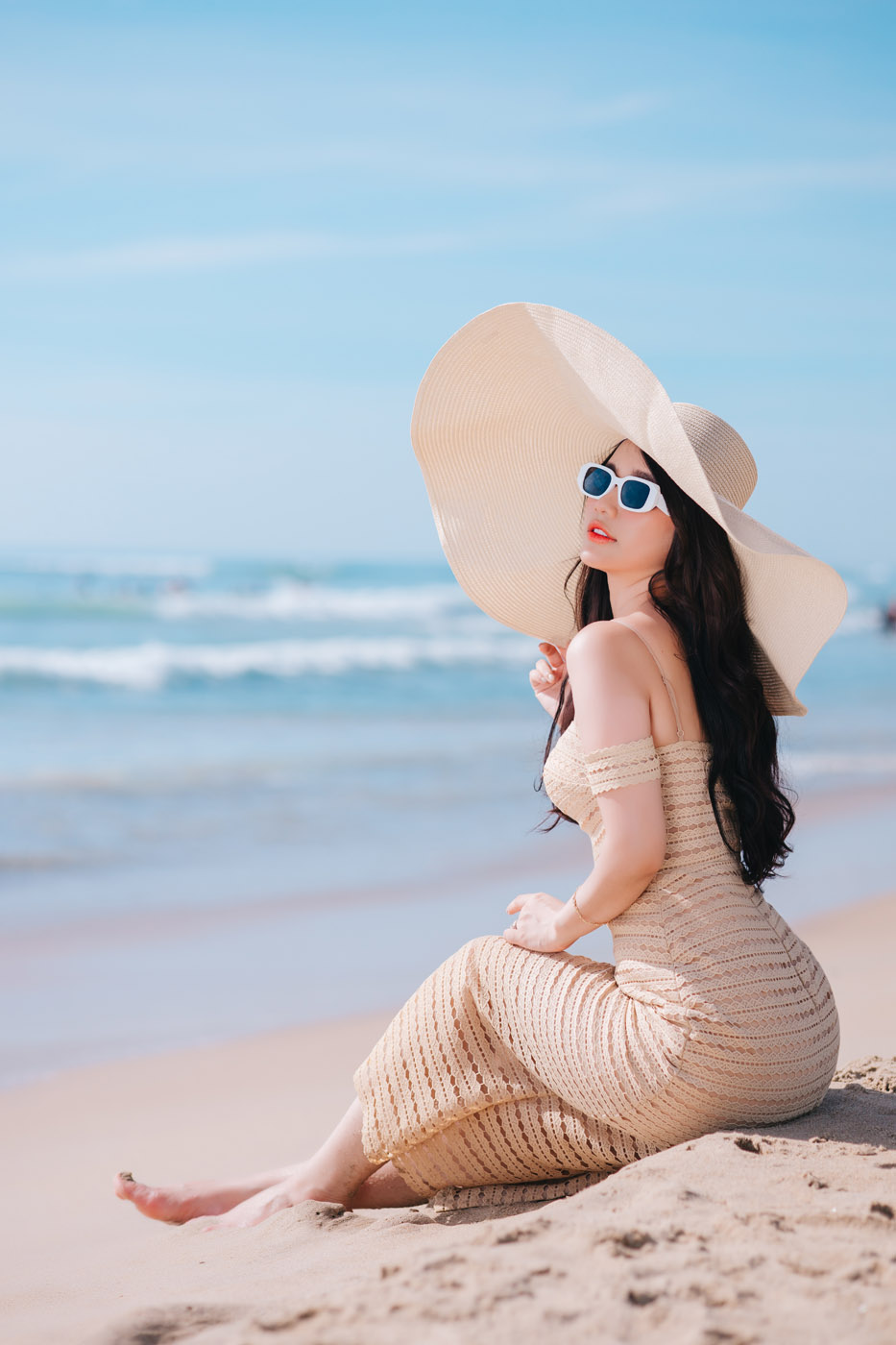Thiếu Nữ Bên Bờ Biển Sáng Sớm
