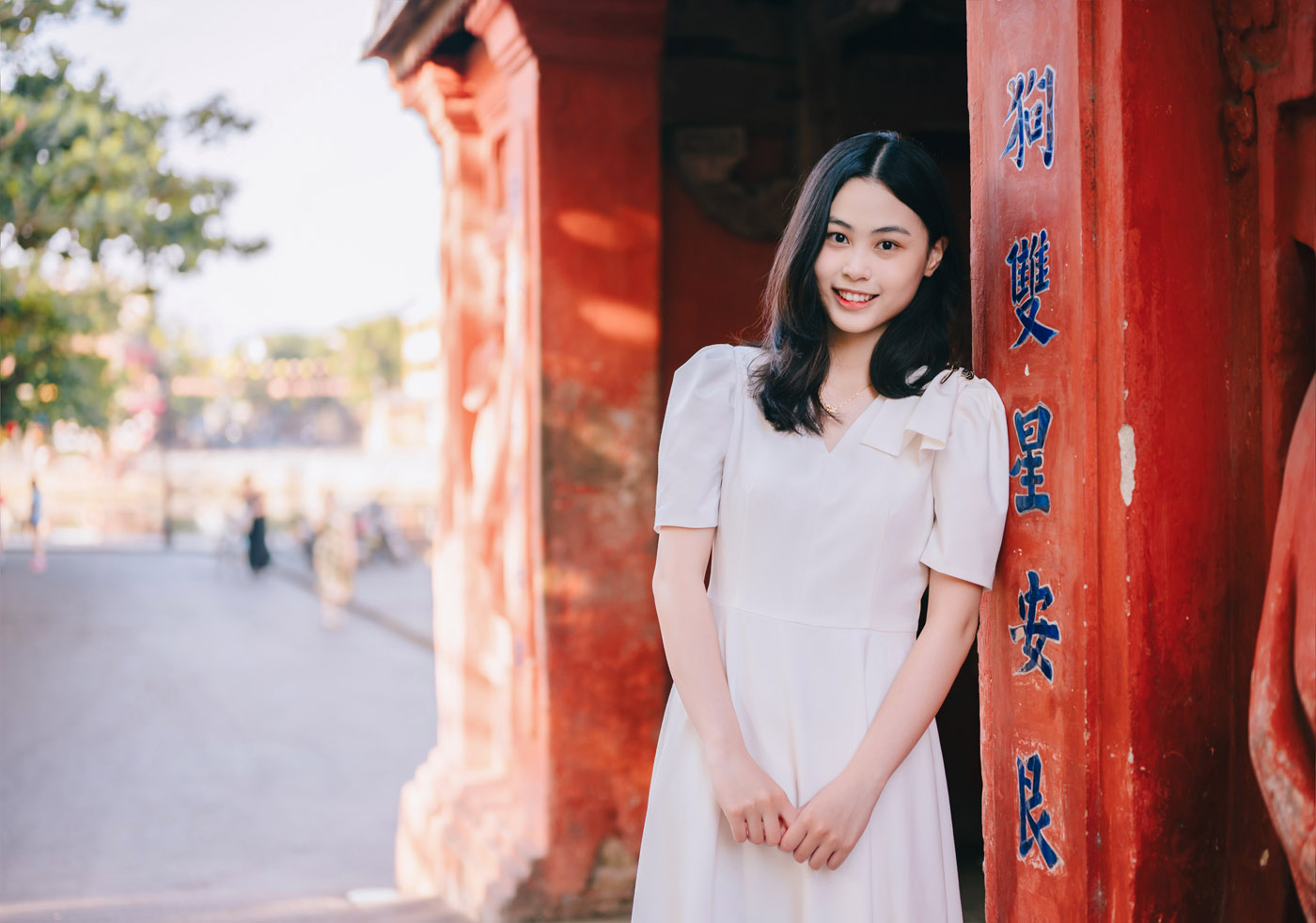 Hội An mùa này đầy nắng, nhưng rực rỡ nhất vẫn là nụ cười em