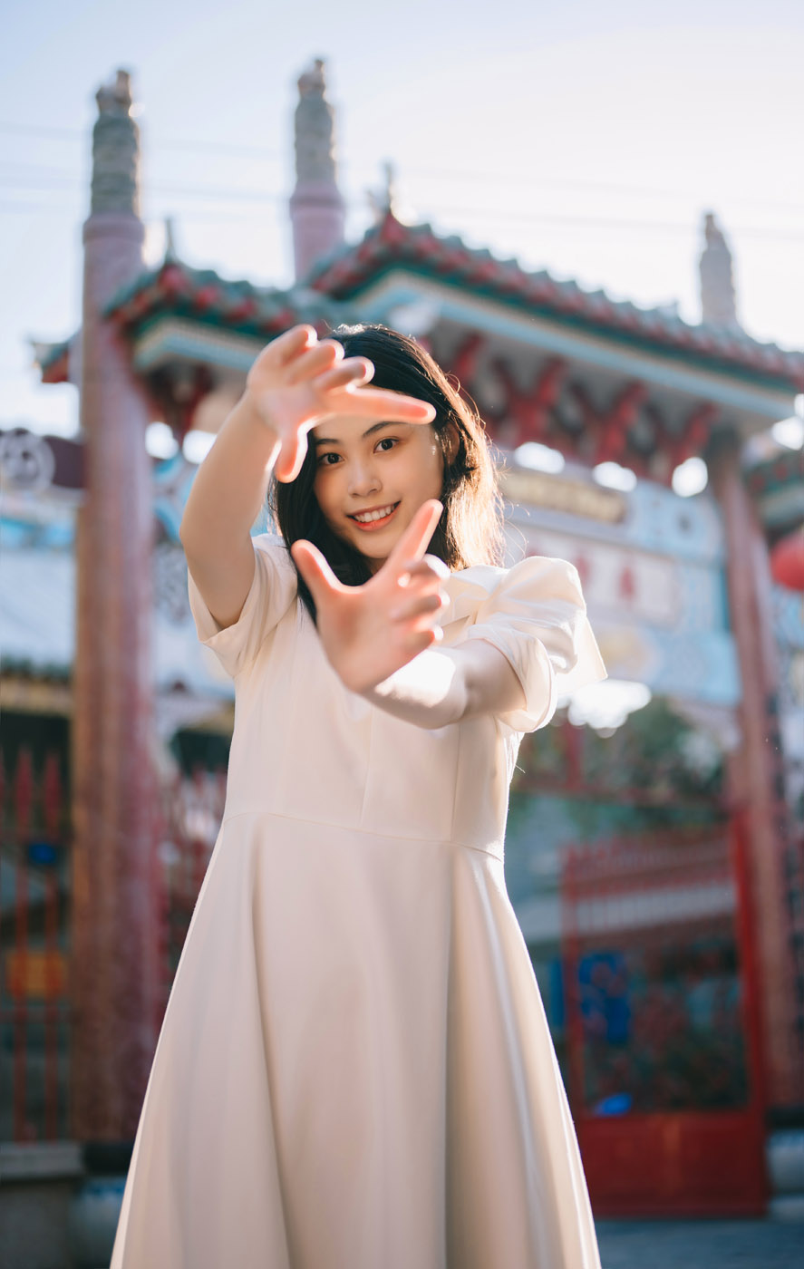 Hội An mùa này đầy nắng, nhưng rực rỡ nhất vẫn là nụ cười em
