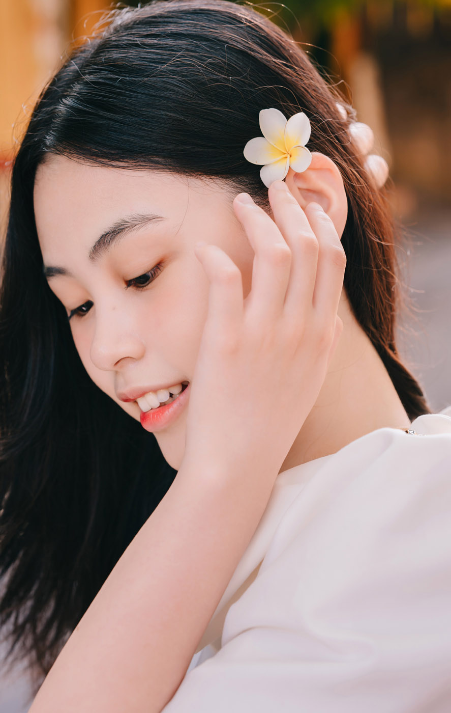 Hội An mùa này đầy nắng, nhưng rực rỡ nhất vẫn là nụ cười em