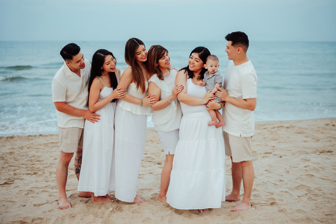 Bộ Ảnh Gia Đình Ba Thế Hệ Bên Biển Đà Nẵng – Lưu Giữ Khoảnh Khắc Đáng Nhớ