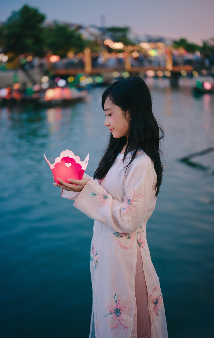 Áo Dài, thả Hoa Đăng Tại Hội An - Mẹ Và con gái
