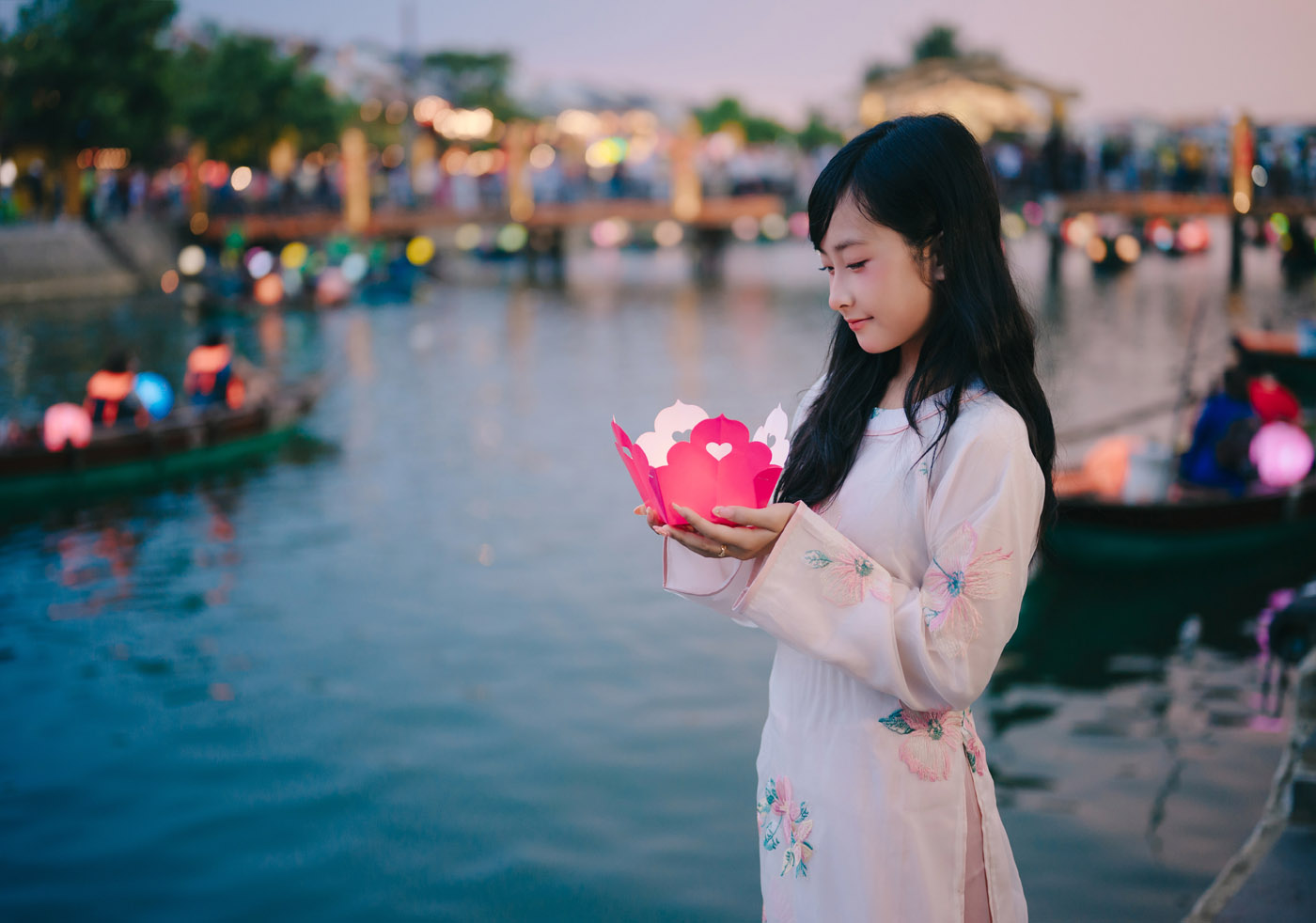 Áo Dài, thả Hoa Đăng Tại Hội An - Mẹ Và con gái