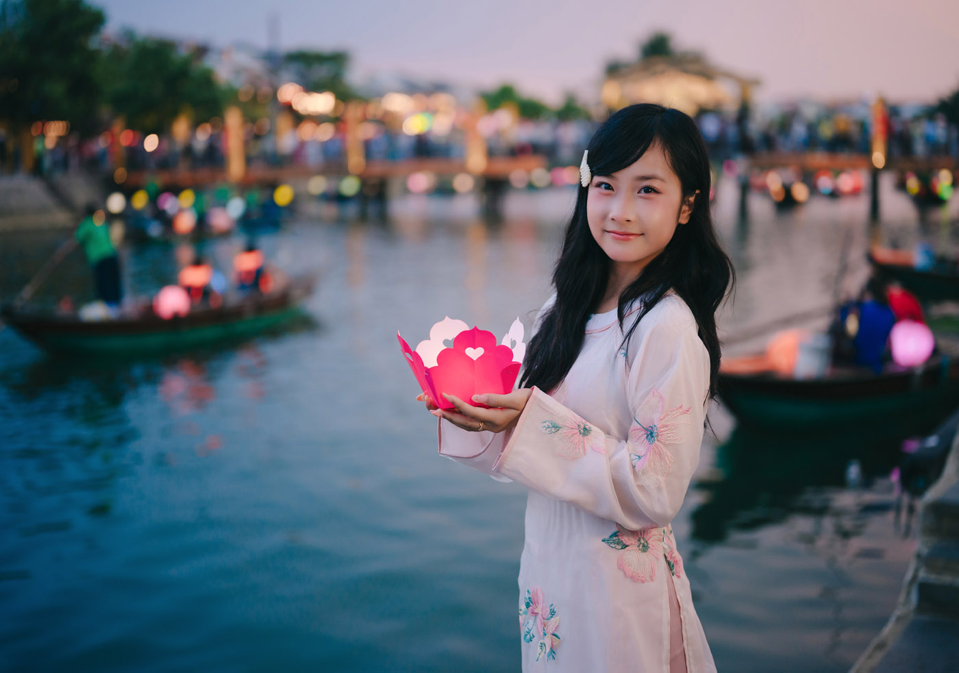 Áo Dài, thả Hoa Đăng Tại Hội An - Mẹ Và con gái