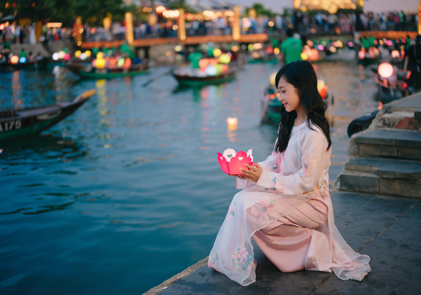 Áo Dài, thả Hoa Đăng Tại Hội An - Mẹ Và con gái
