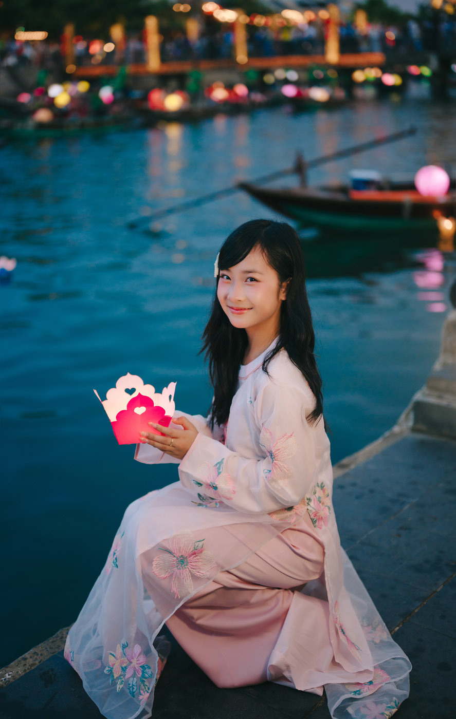 Áo Dài, thả Hoa Đăng Tại Hội An - Mẹ Và con gái