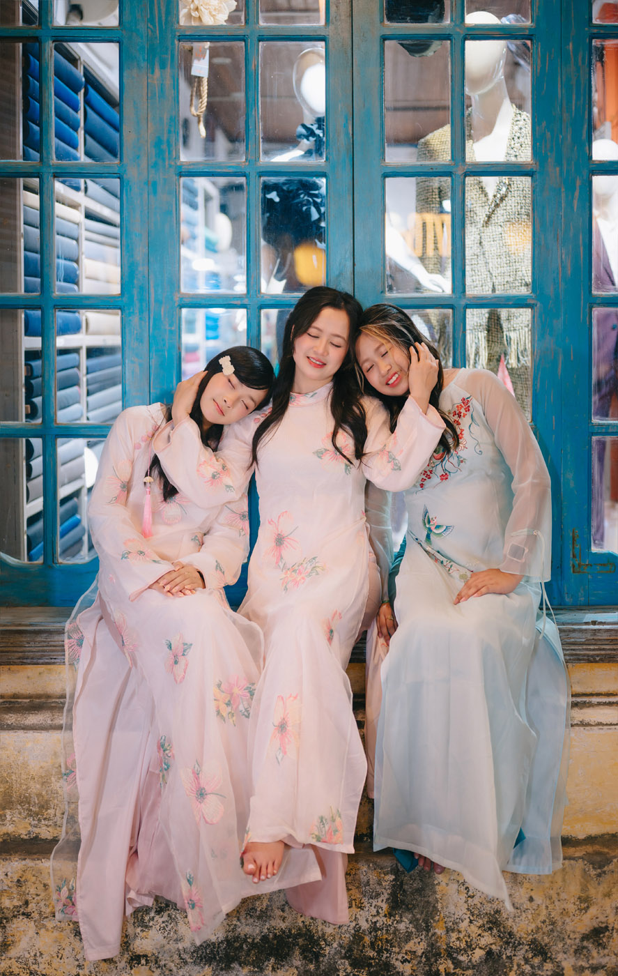 Áo Dài, thả Hoa Đăng Tại Hội An - Mẹ Và con gái