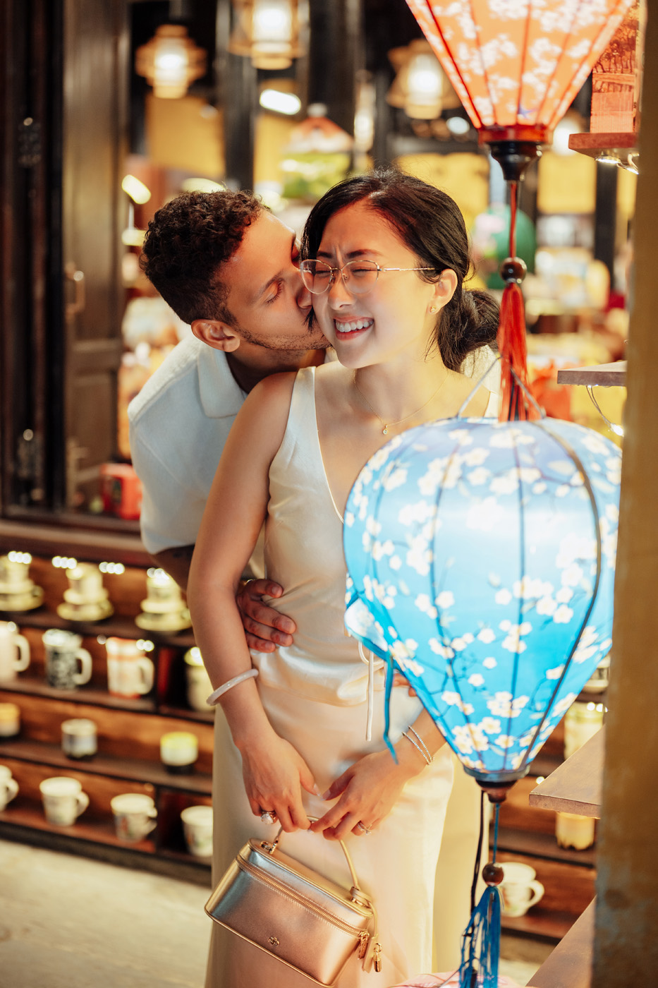 Thích cái cách anh ấy nâng niu tình yêu của mình !