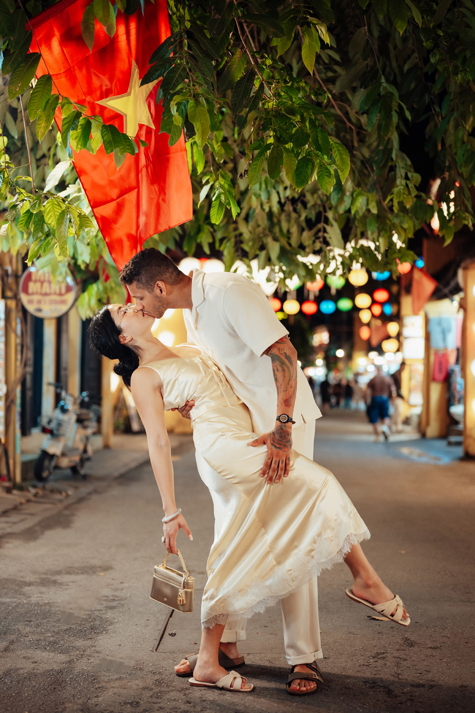 Thích cái cách anh ấy nâng niu tình yêu của mình !