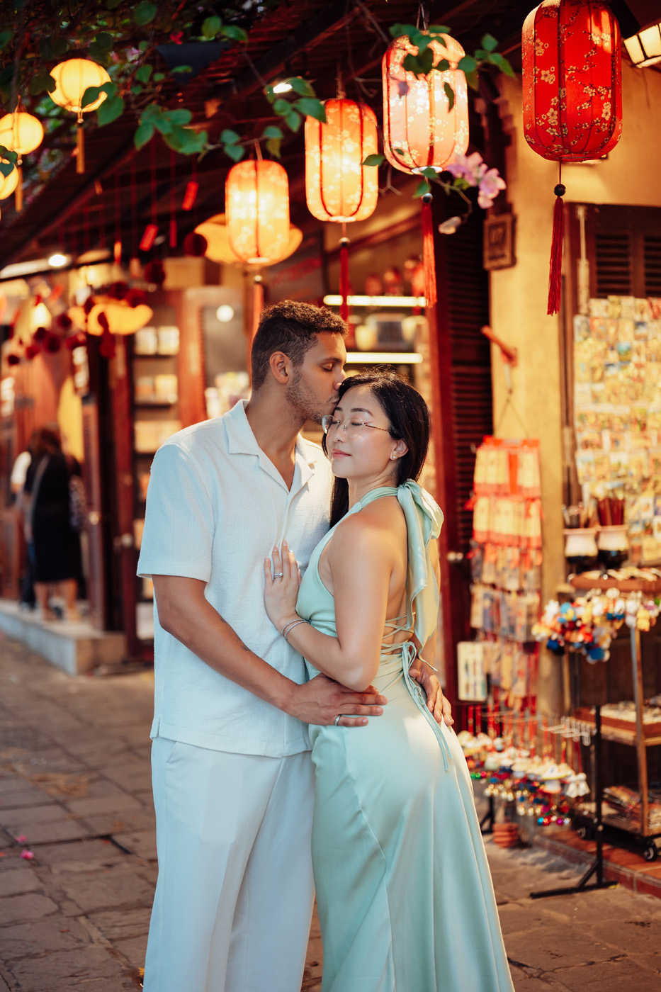 Thích cái cách anh ấy nâng niu tình yêu của mình !