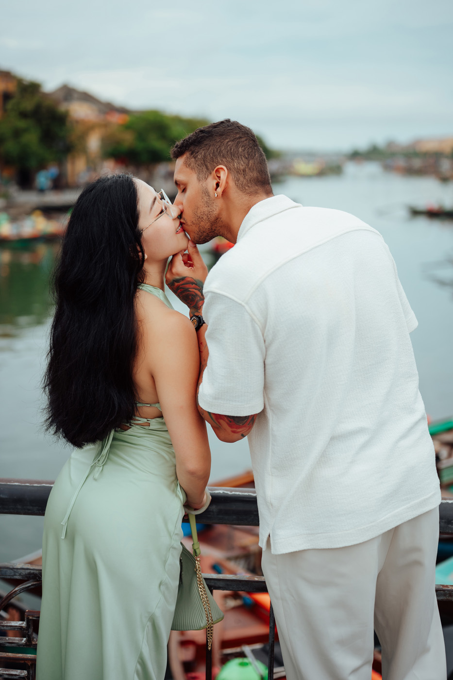 Thích cái cách anh ấy nâng niu tình yêu của mình !