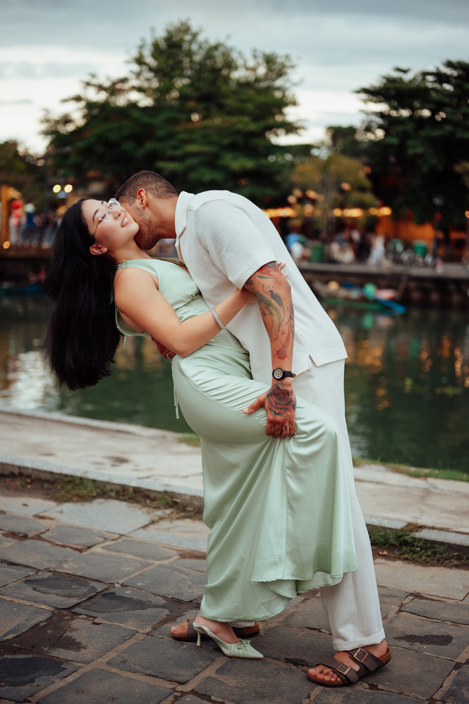 Thích cái cách anh ấy nâng niu tình yêu của mình !