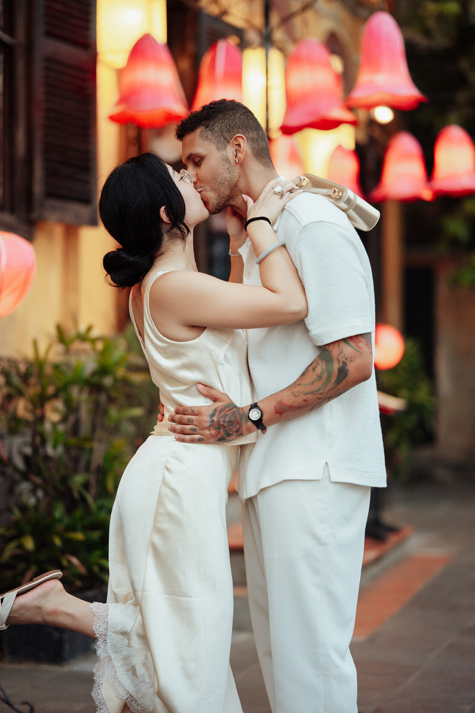 Thích cái cách anh ấy nâng niu tình yêu của mình !