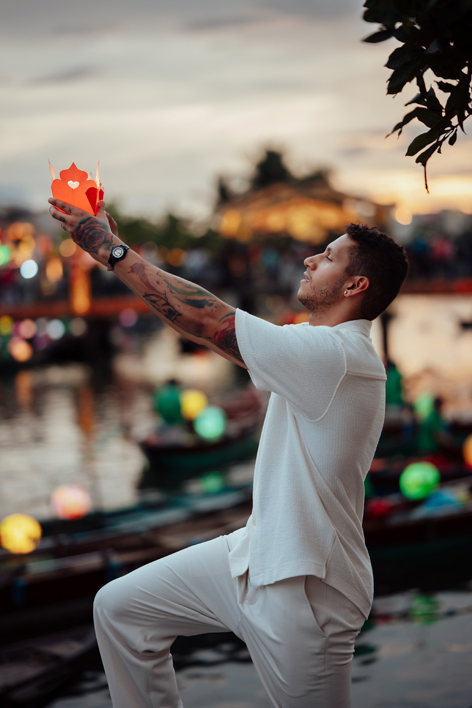 Thích cái cách anh ấy nâng niu tình yêu của mình !