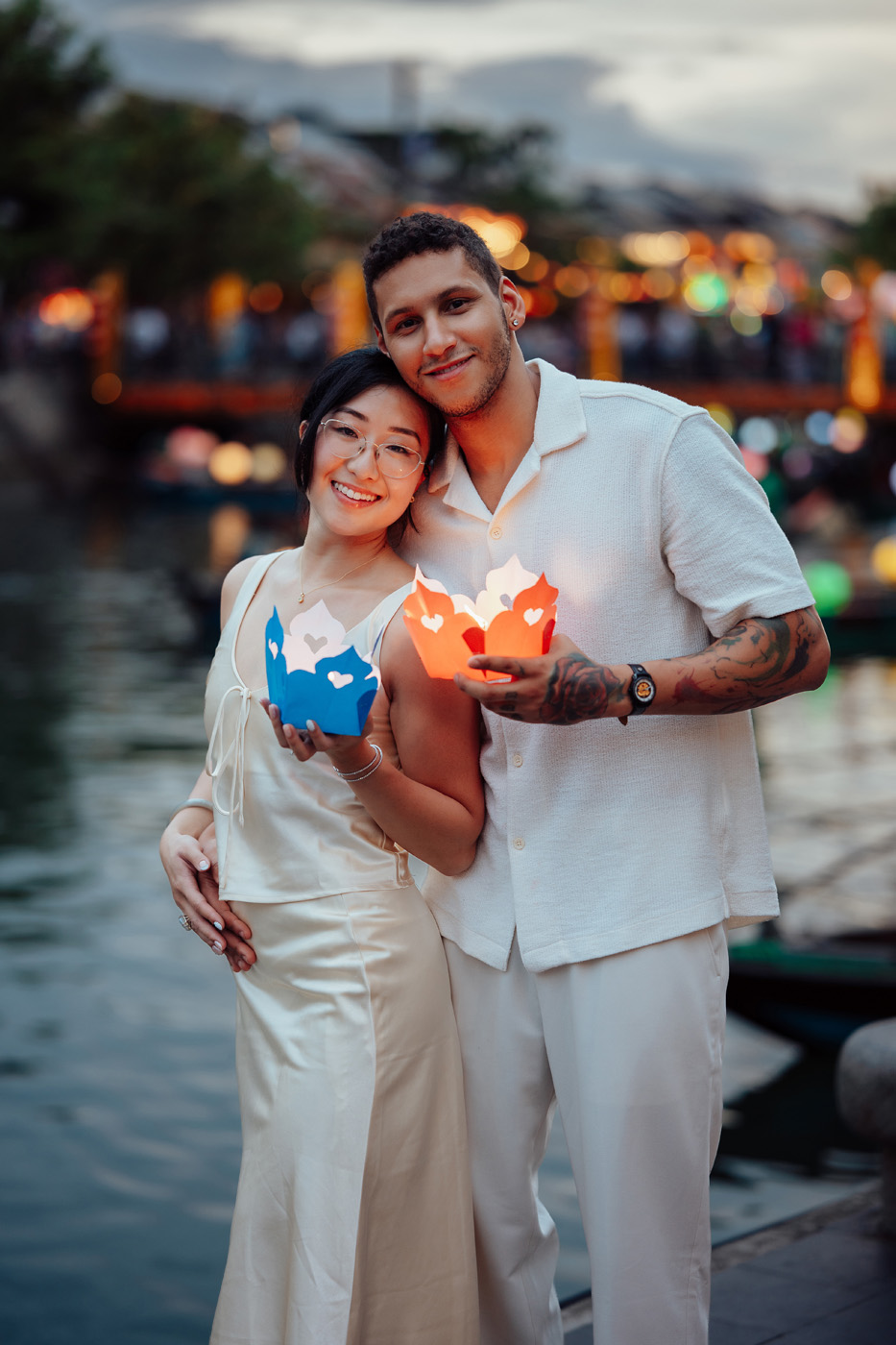 Thích cái cách anh ấy nâng niu tình yêu của mình !
