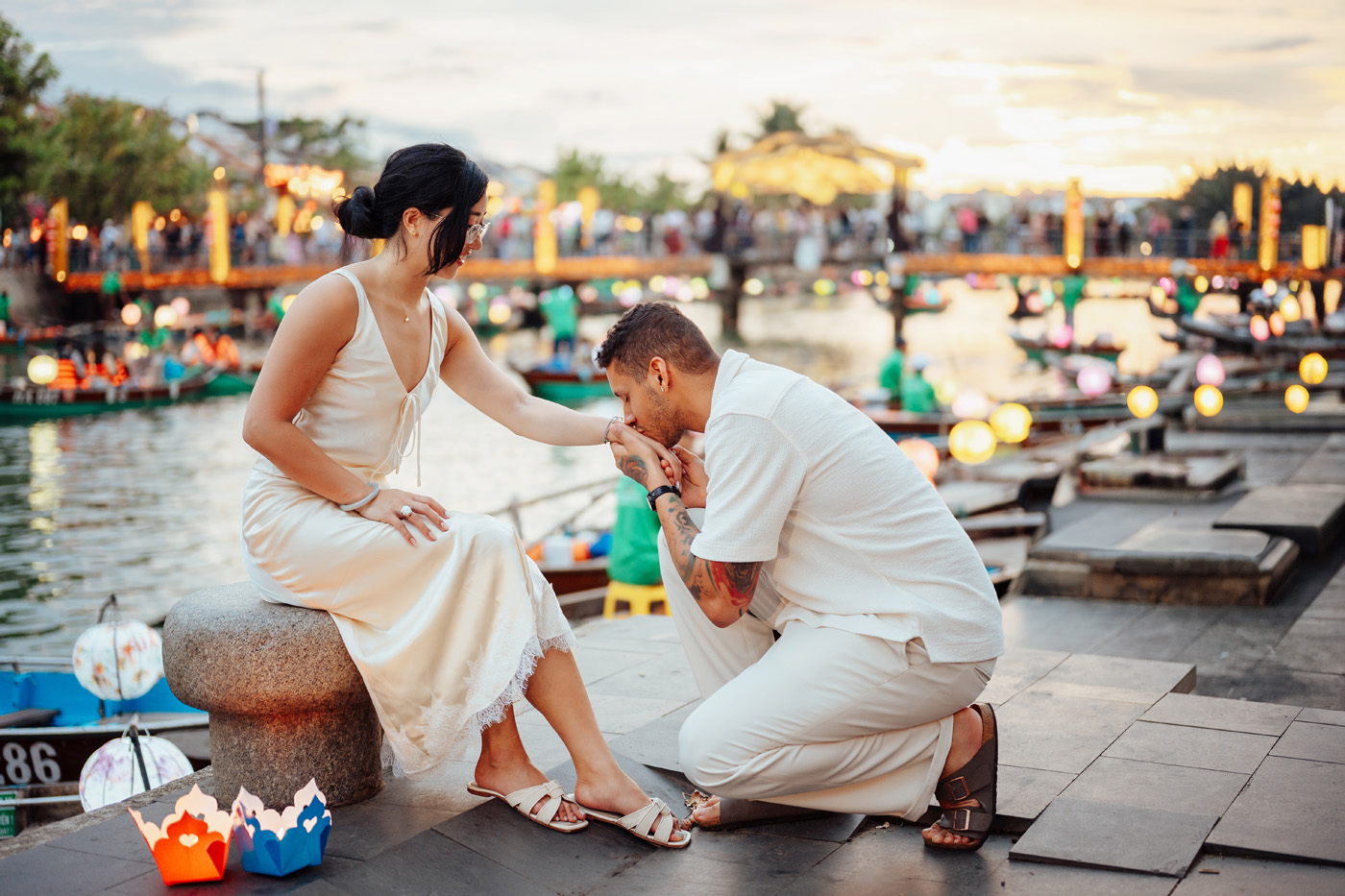 Thích cái cách anh ấy nâng niu tình yêu của mình !