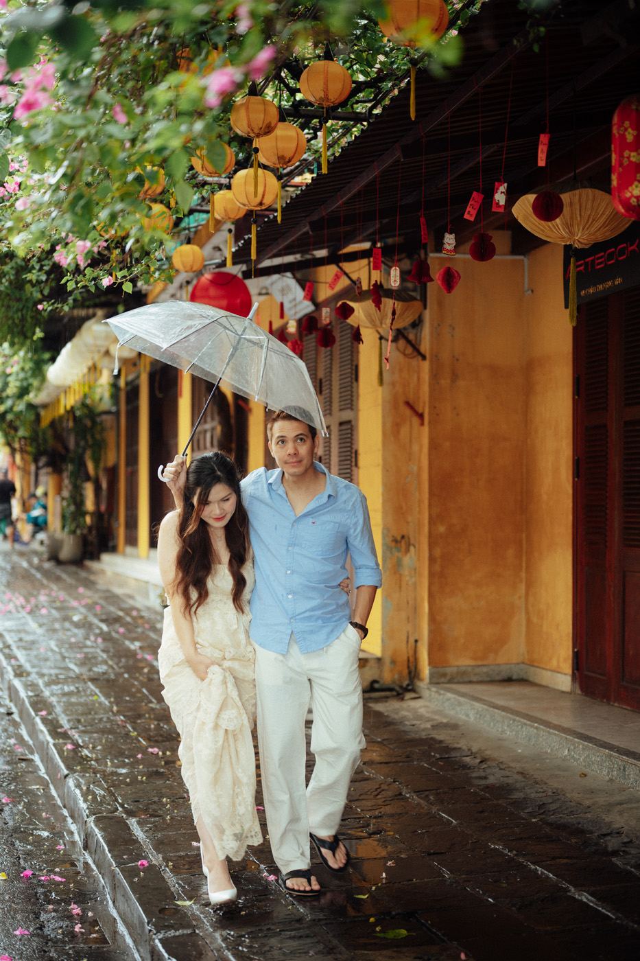 Ở cạnh em ,ngày thường cũng trở thành đặc biệt !